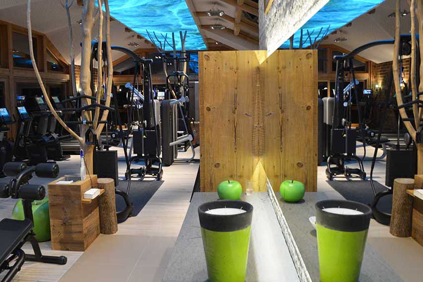 Im Fitness-Studio Lässt Sie Sich Knallen Im Fitness-Studio Lässt Sie Sich Knallen