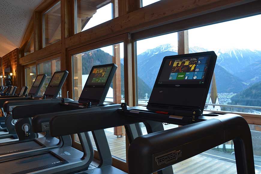 Im Fitness-Studio Lässt Sie Sich Knallen Im Fitness-Studio Lässt Sie Sich Knallen