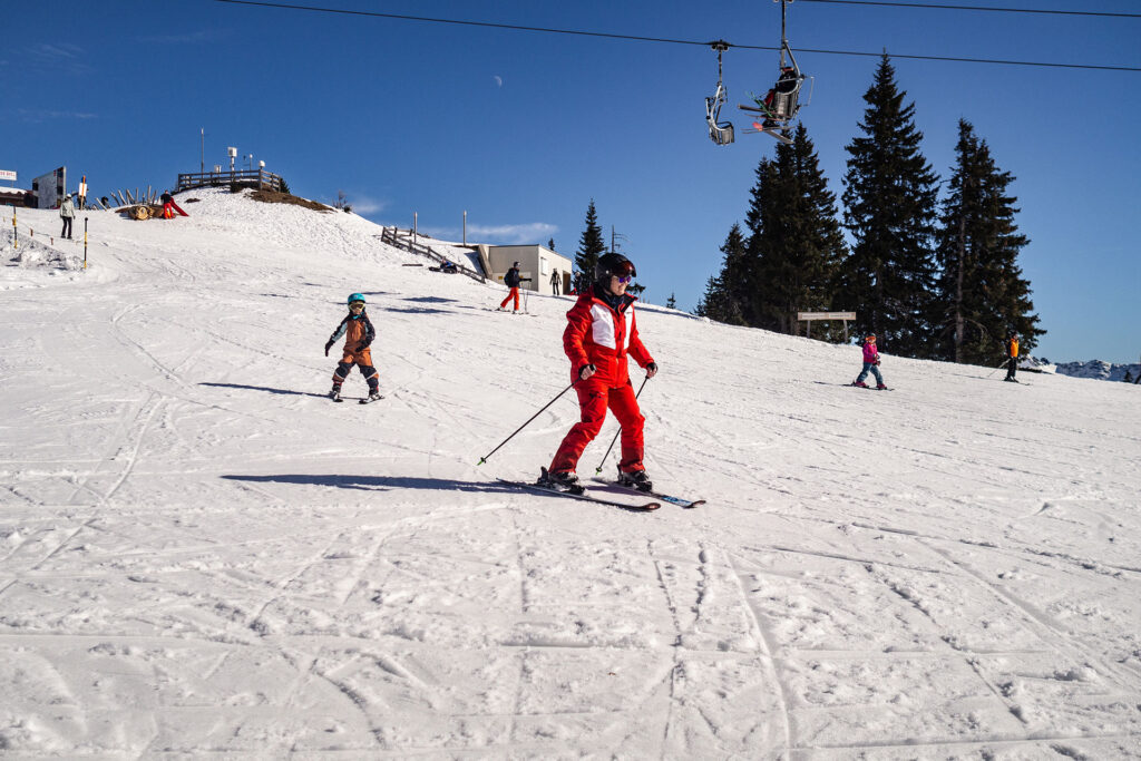 Von schnellen Kufen und klappernden Hufen – Familienzeit im Brixental