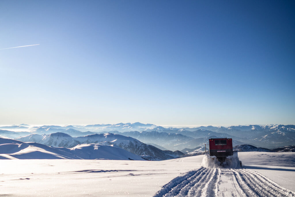 Into the Pow – Catskiing in Georgien