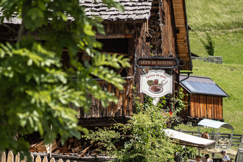 Zwischen Kuhstall und Gipfelglück – Familiensommer mit dem Roten Hahn